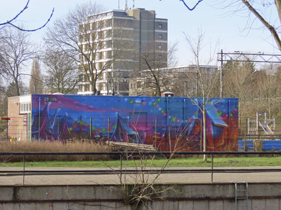 901461 Gezicht op de zijgevel van een gebouwtje op de speeltuin 'Playground' (Lagenoord 28A) te Utrecht, met een ...